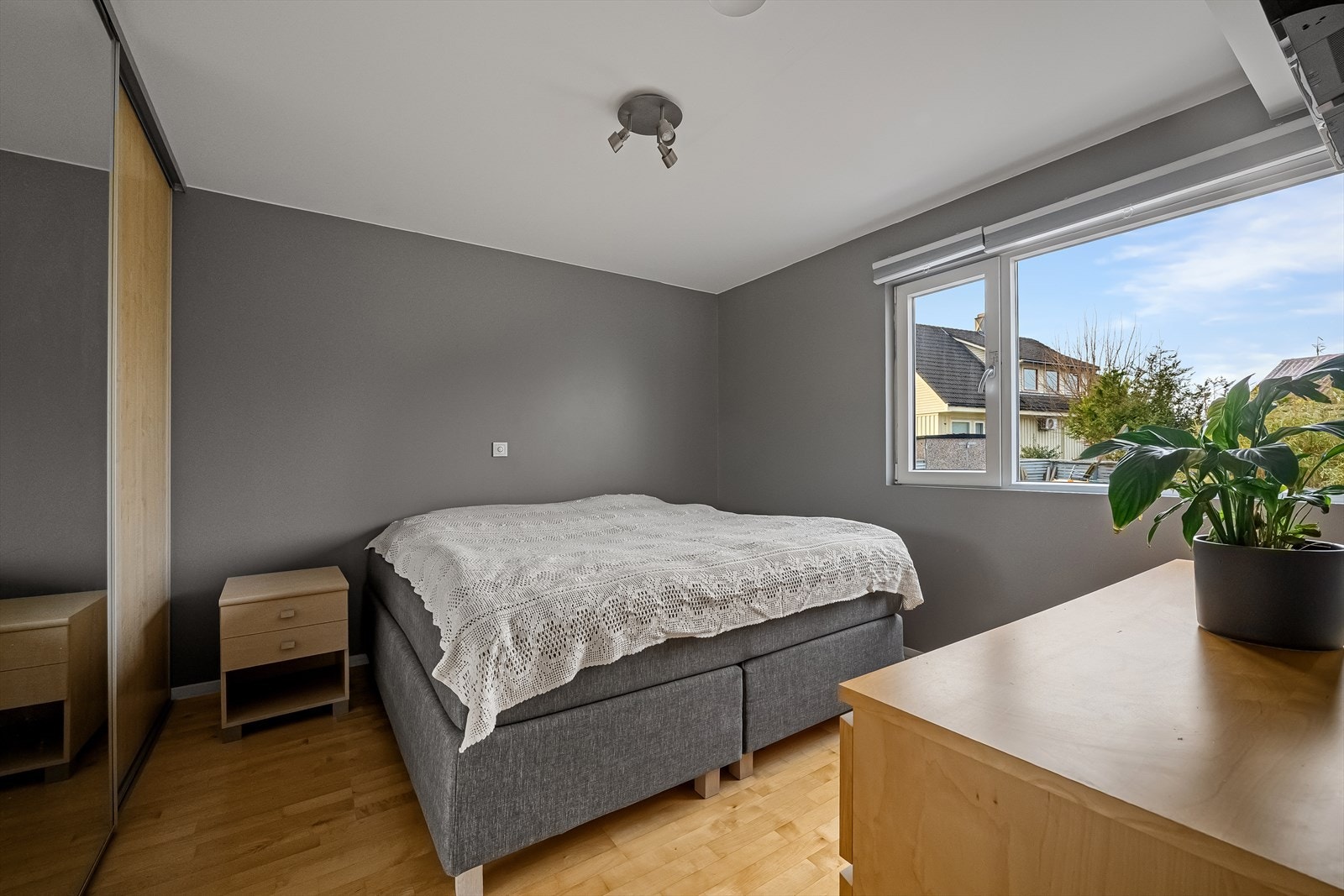 Soverom av god størrelse med skyvedørsgarderobe Galleribilde