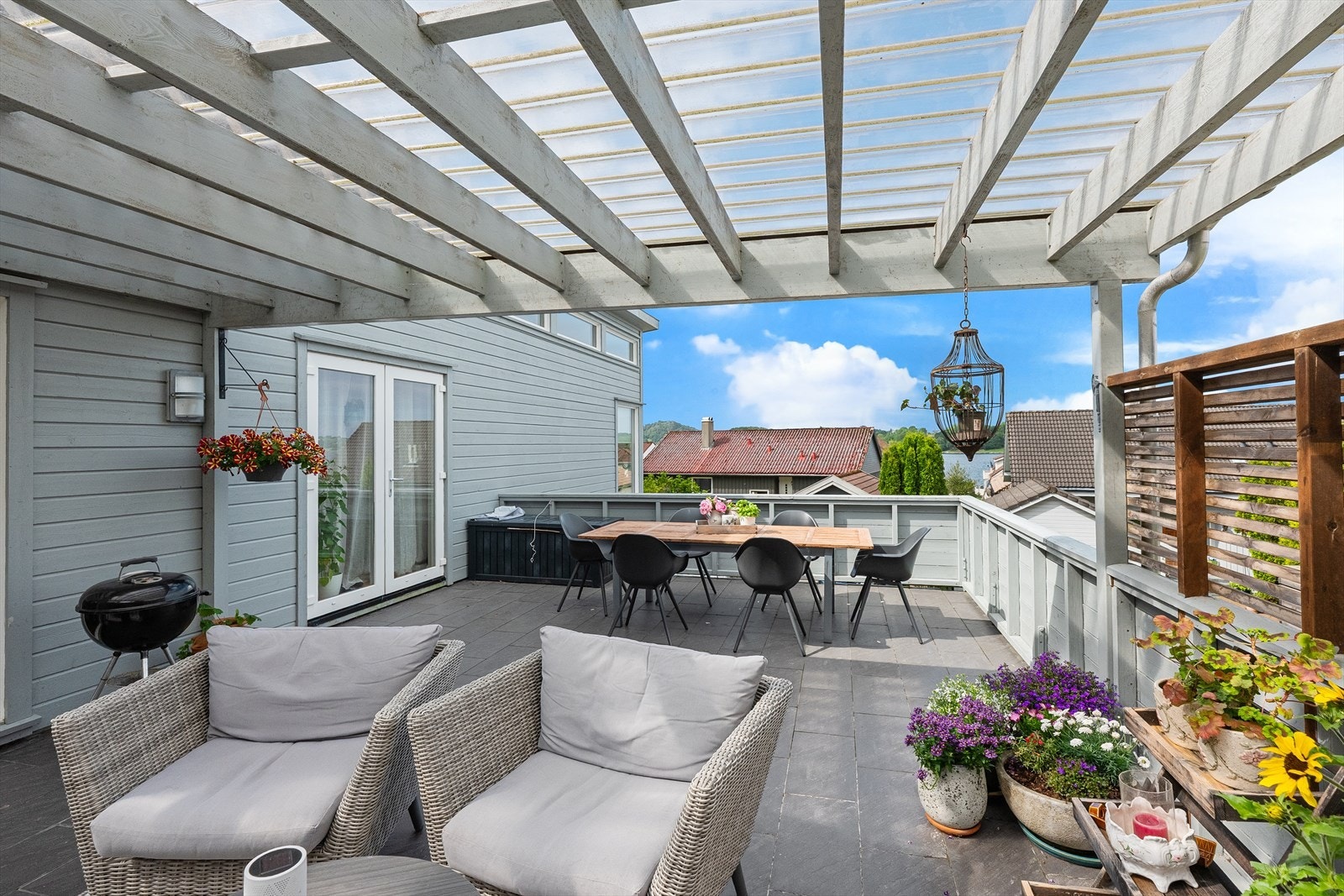 Terrasse med pergola og god plass til sittegrupper Galleribilde