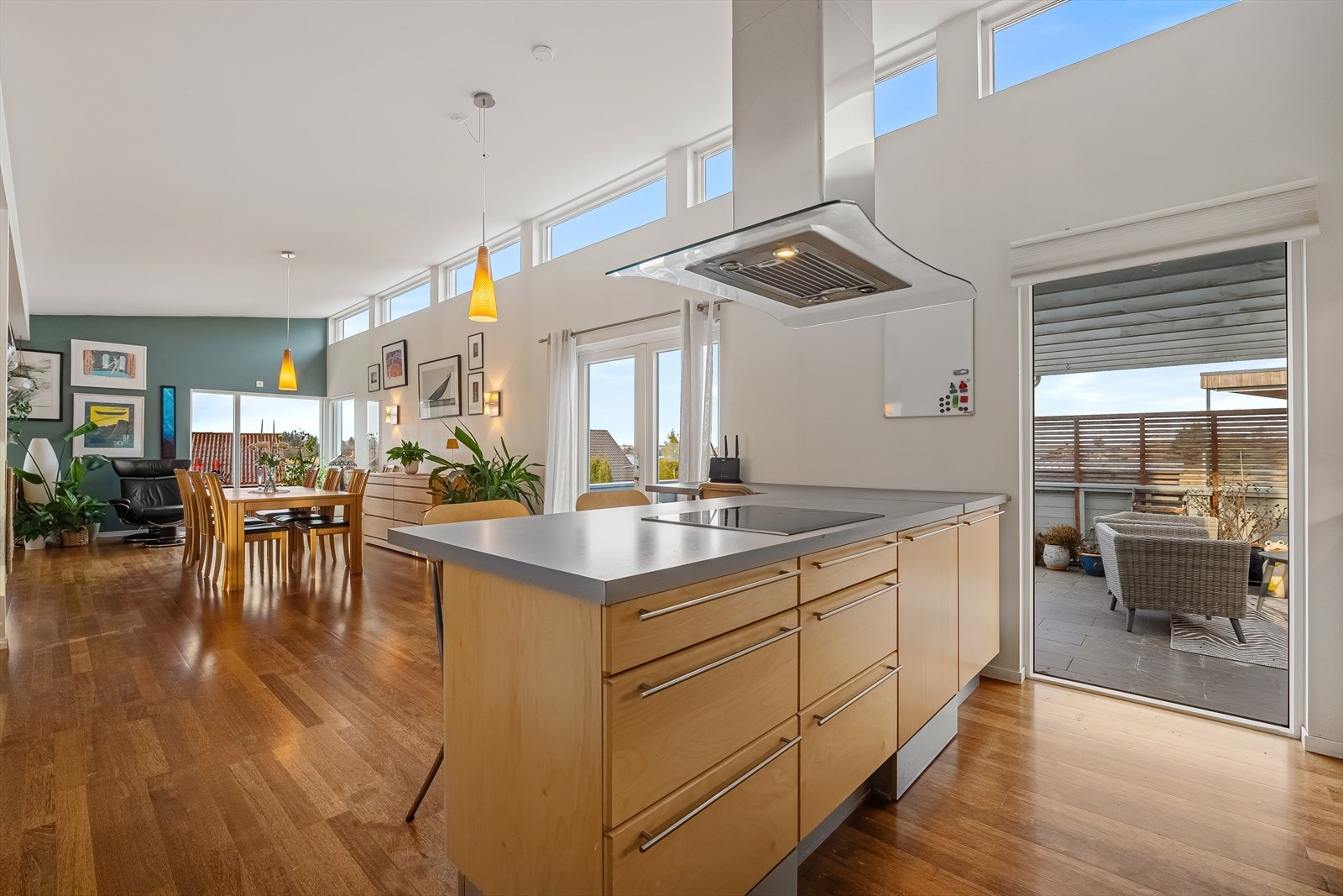 Utgang til terrasse fra stue og kjøkken Galleribilde