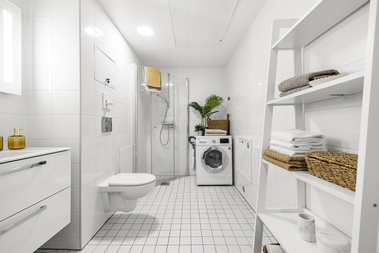 Badet har flislagte vegger og gulv, samt gulvvarme. Galleribilde