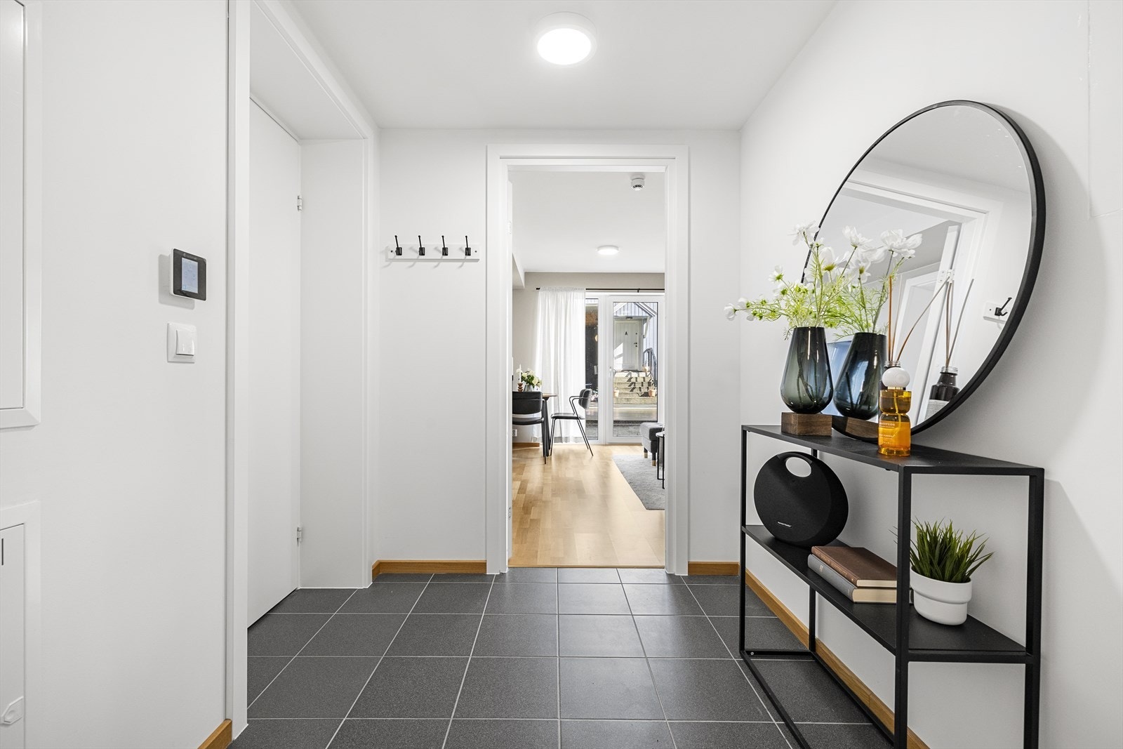 I entréen er det plass til lettere møblering og knagger til å henge fra seg ytterjakker. Galleribilde