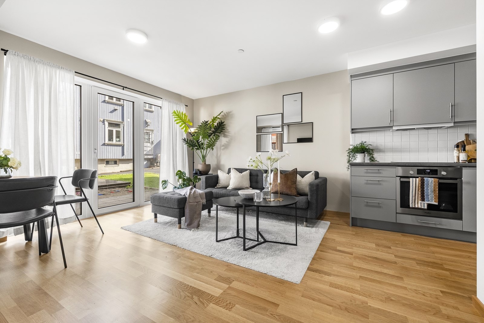 Stuen har et moderne fargevalg og lyse omgivelser. Galleribilde