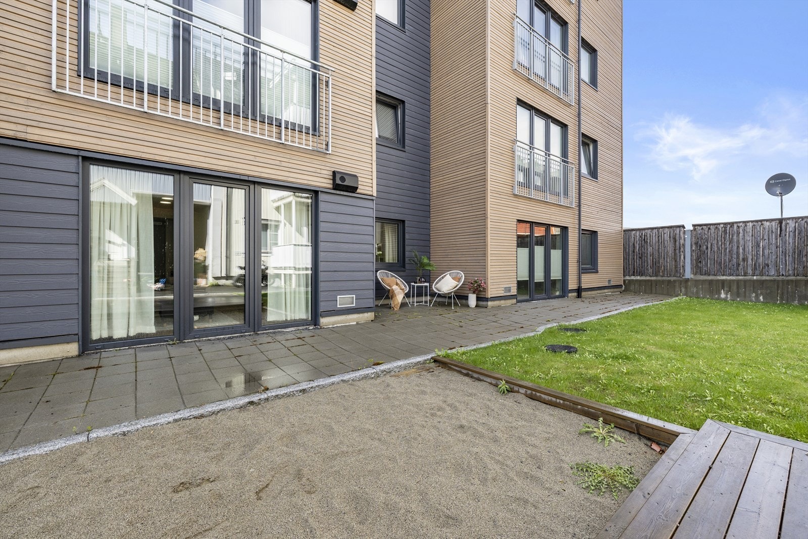 Felles uteareal opparbeidet med sitteplasser og gressplen. Galleribilde