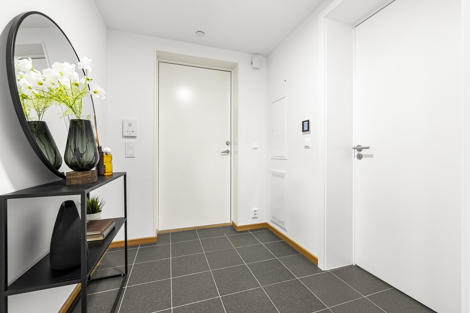 Flislagt entré med dør-calling. Galleribilde