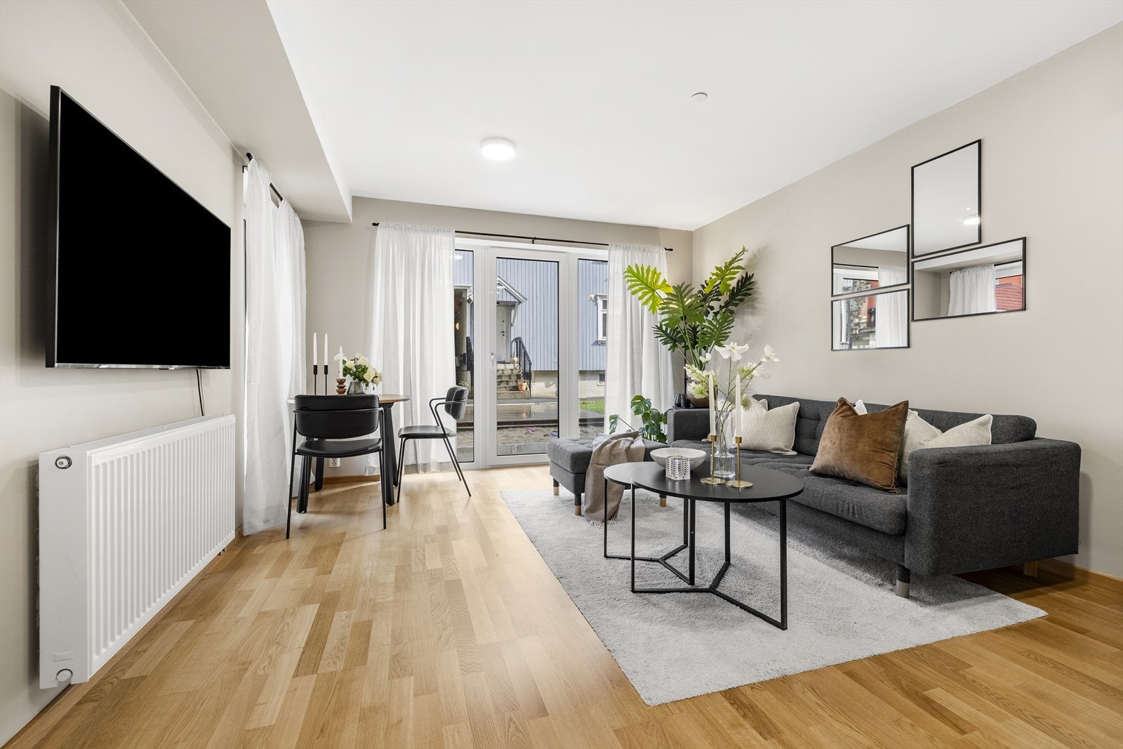 De store vindusflatene slipper inn rikelig med naturlig dagslys. Galleribilde