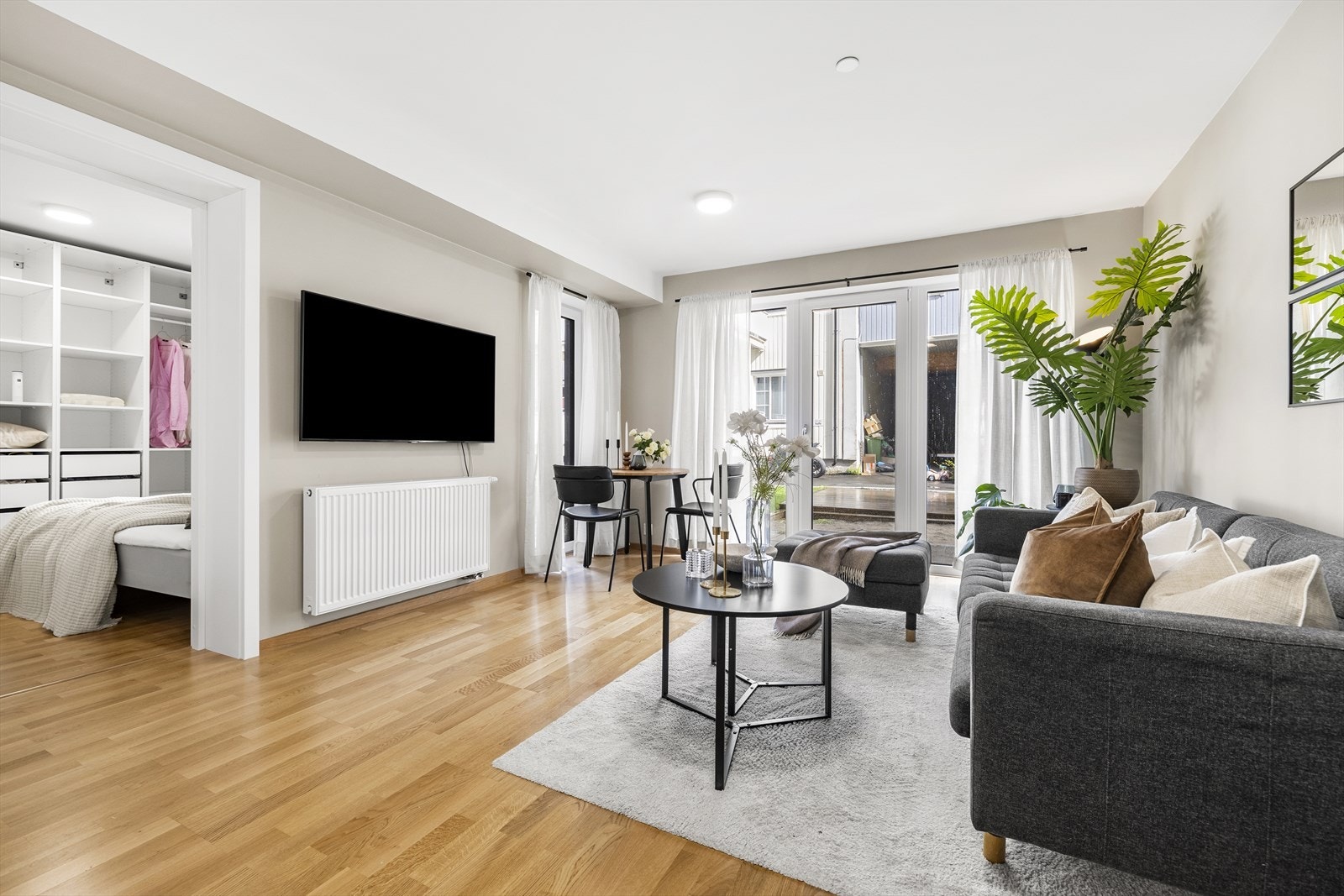 Luftig og åpen stue med plass til spise- og sofagruppe. Galleribilde