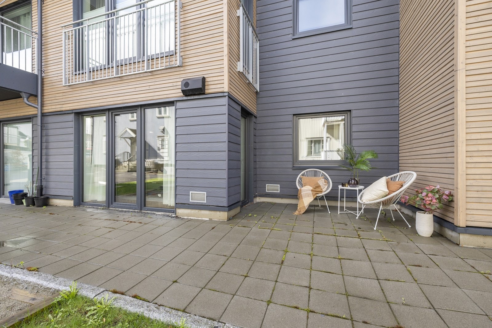 Felles uteplass der du kan nyte varme sommerdager. Galleribilde