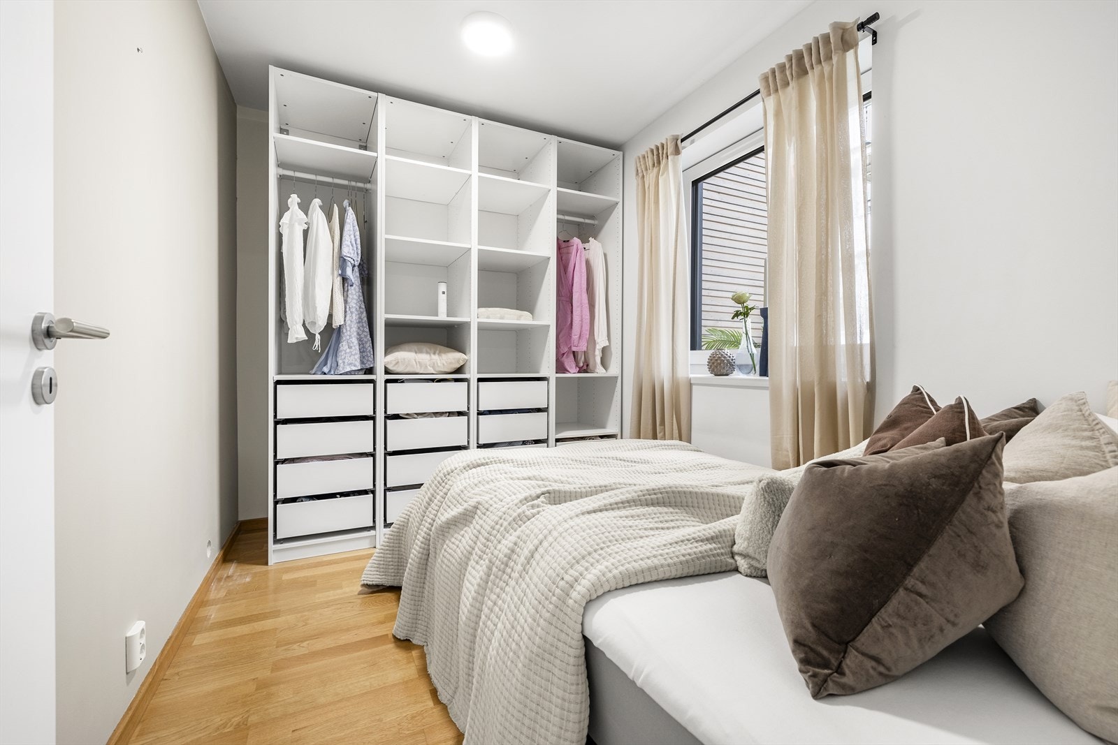 Stor garderobe med god plass til oppbevaring. Galleribilde