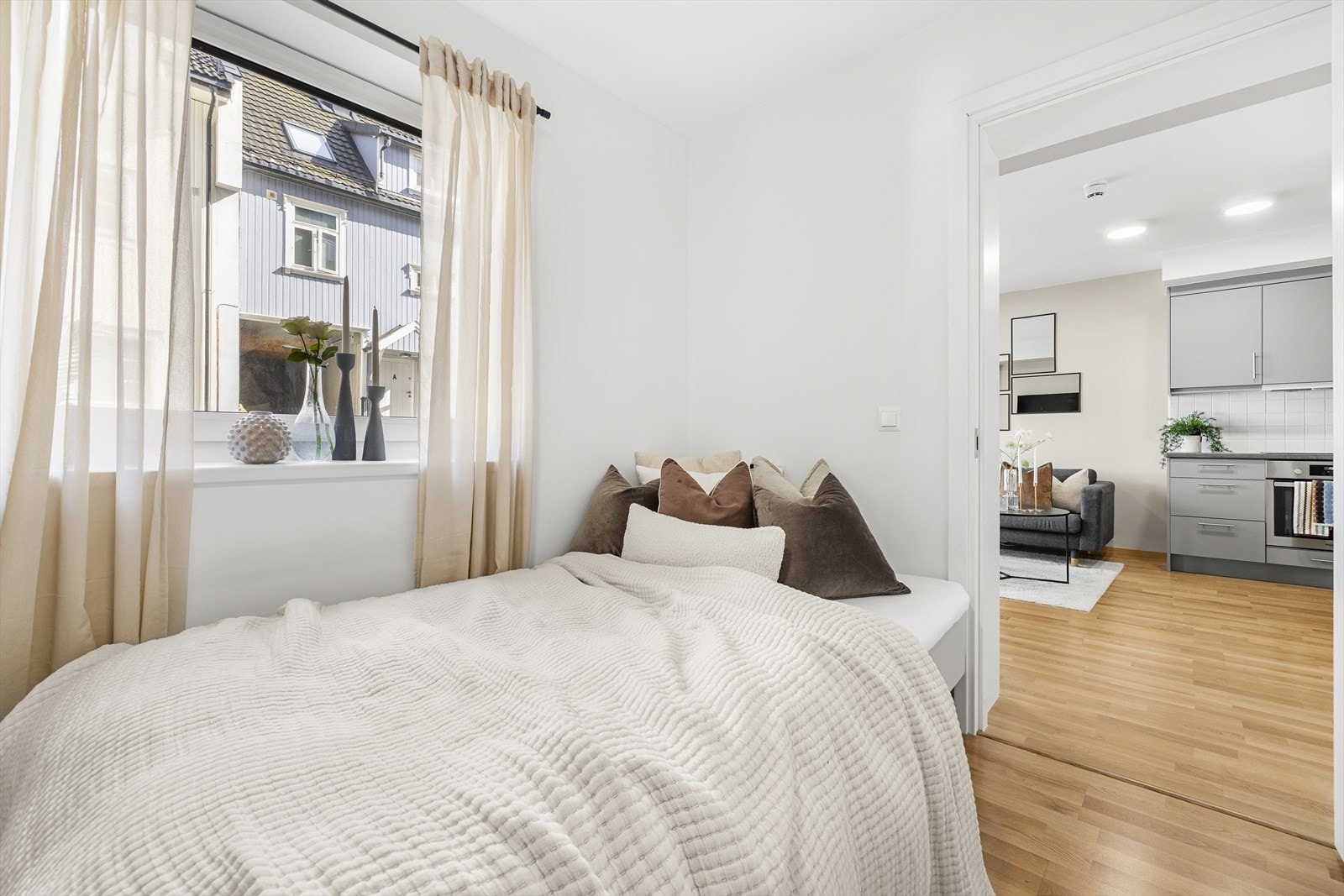 Lyst soverom med plass til seng og smarte oppbevaringsløsninger. Galleribilde