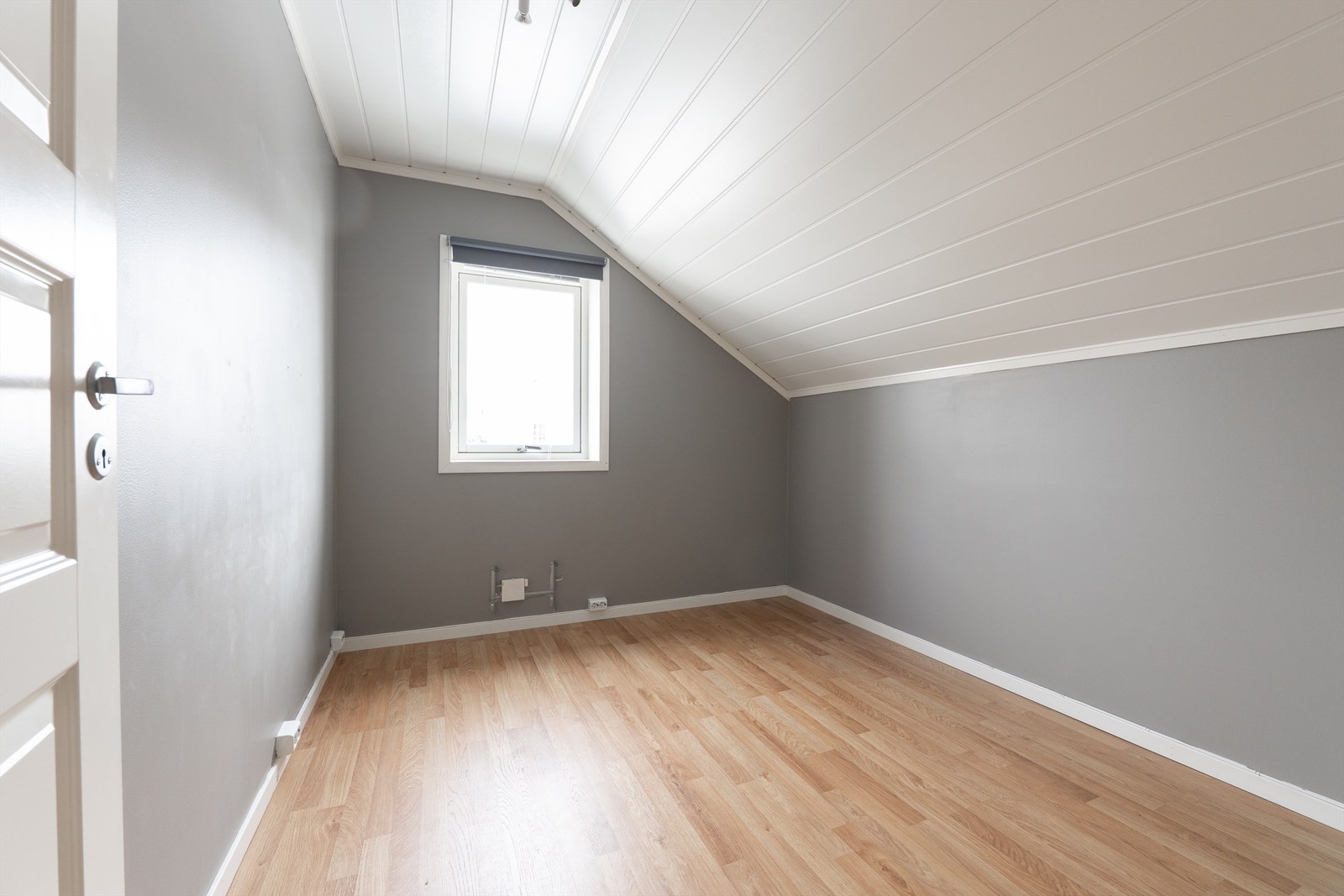 Soverom med ca. 8 kvm. gulvflate. Kneveggenes høyde muliggjør god utnyttelse av arealet. Galleribilde