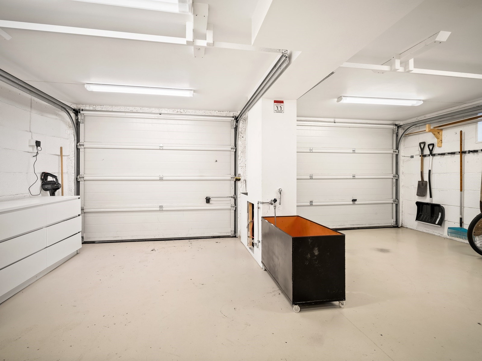 Garasjens første etasje er oppmålt til hele 44 kvm. og inkluderer entré adskilt fra garasjerommet. Galleribilde