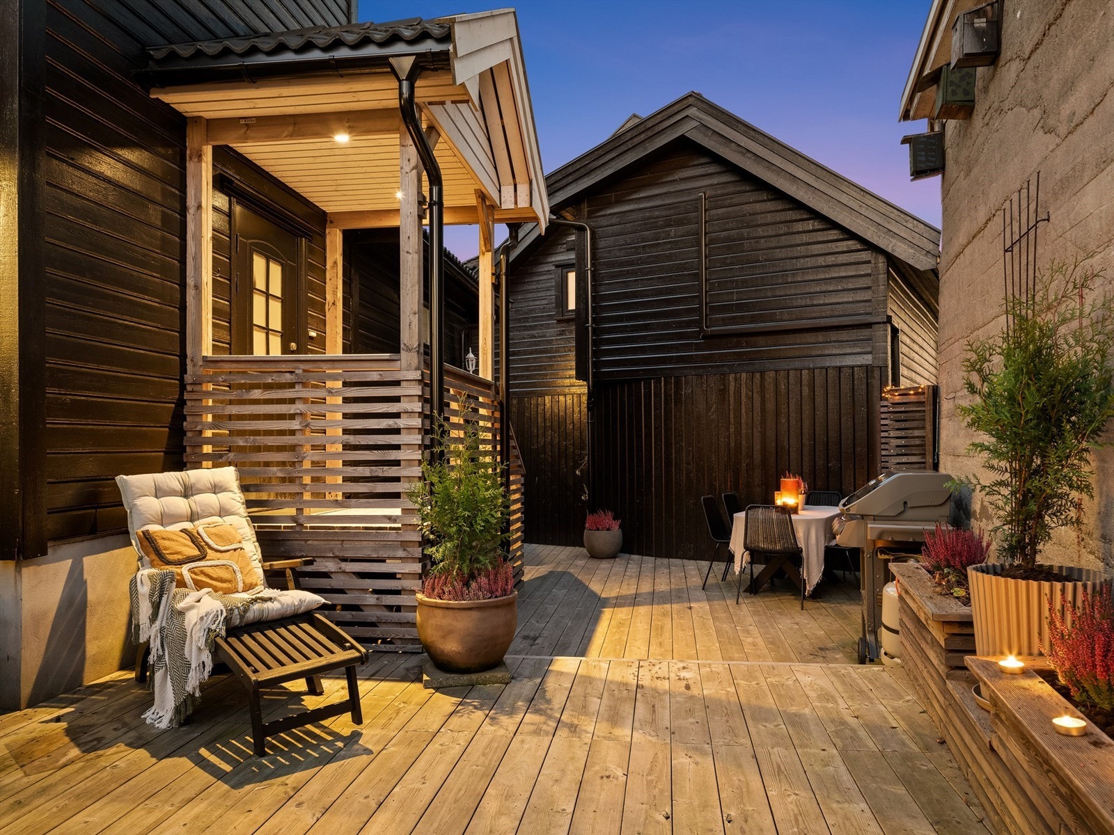 Fasaden på så vel boligen som garasjen er malt i løpet av de seneste årene. Galleribilde