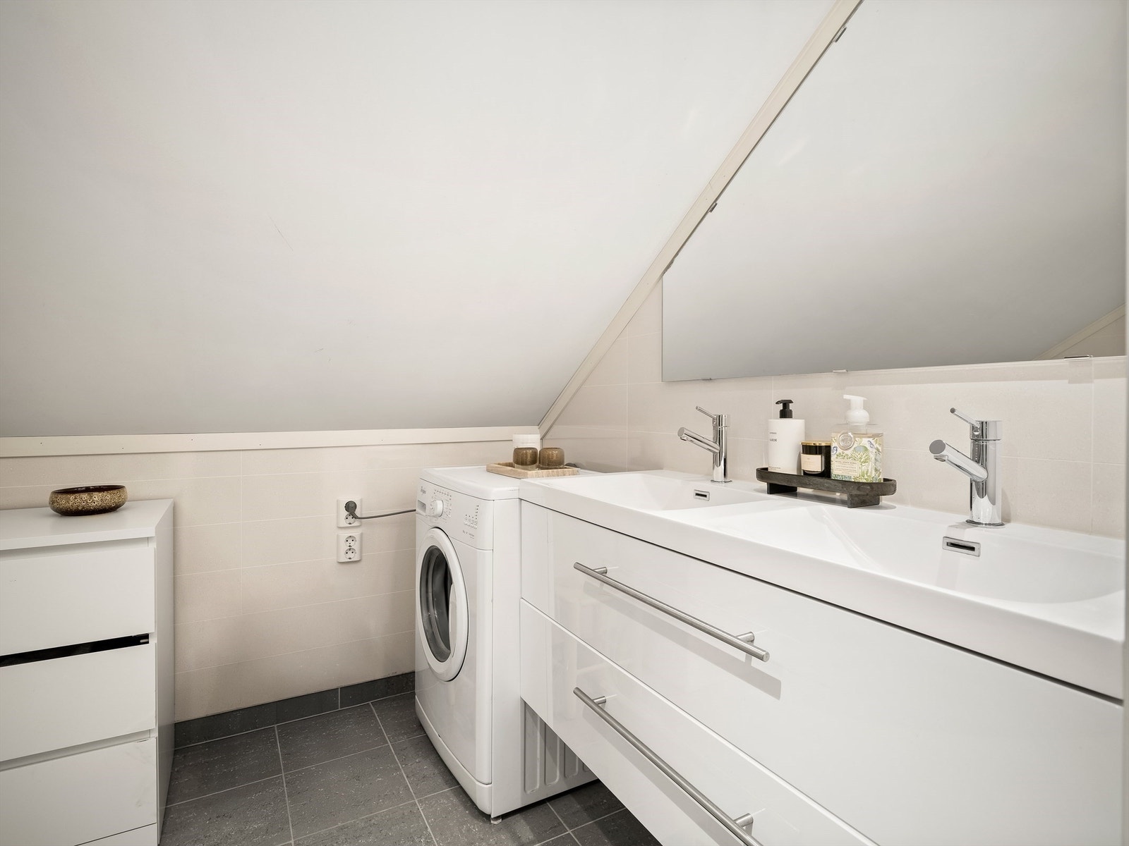 I garasjens andre etasje inngår også et rom benyttet som bad - fullt utstyrt til dette formålet. Galleribilde