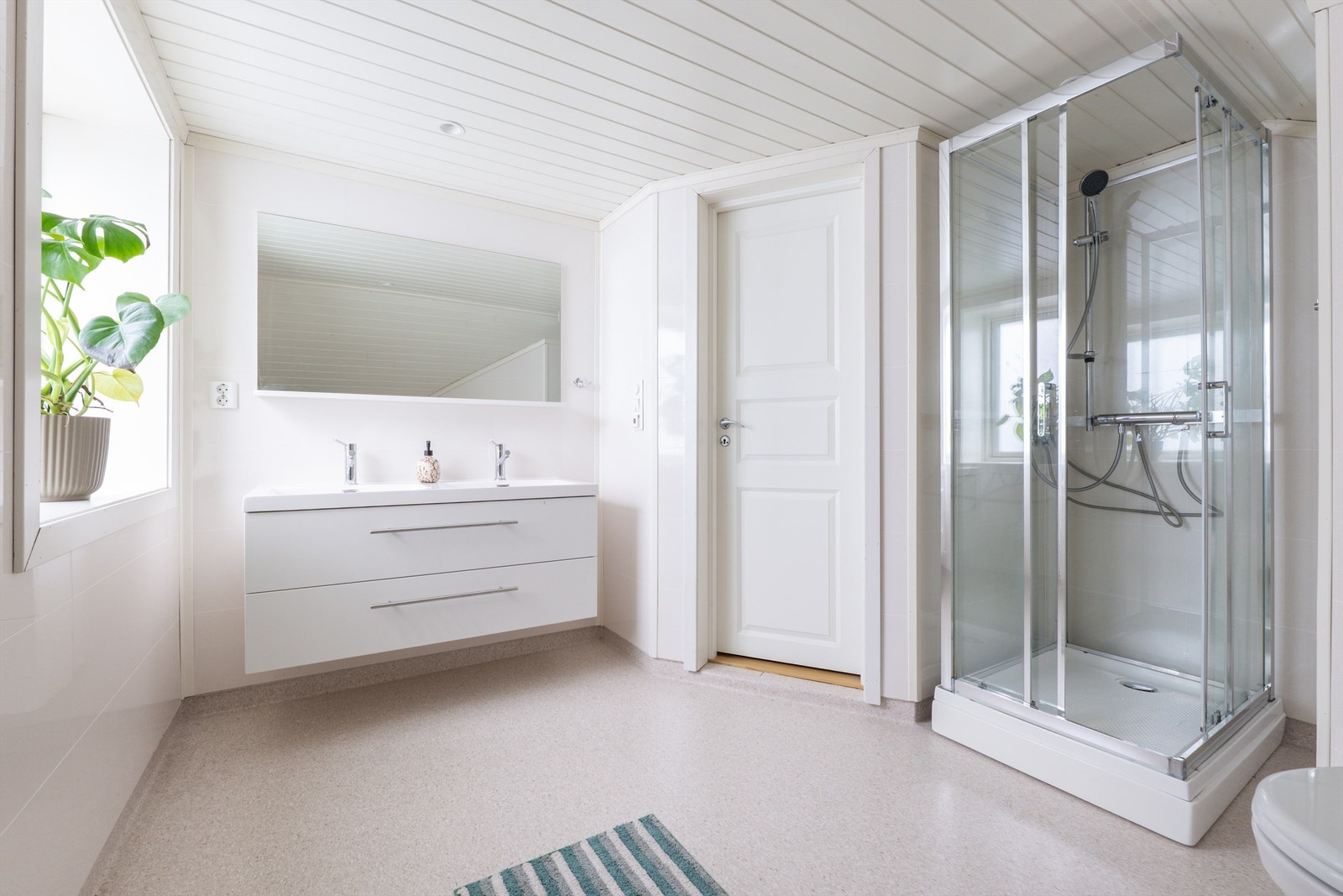 Badet i andre etasje er lett tilgjengelig fra alle soverom. Dette ble fornyet i 2016 og er i likhet med badet i første innredet med dobbel servant. Galleribilde