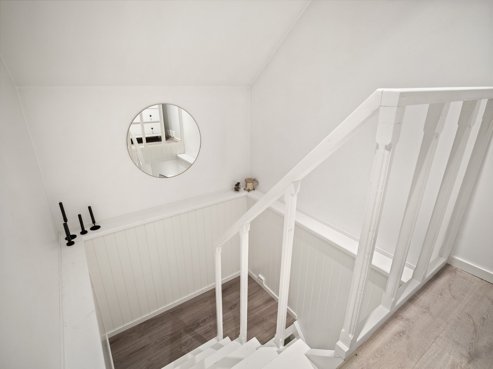 Adkomst til garasjens andre etasje skjer på innvendig trapp fra entreen i første etasje. Galleribilde