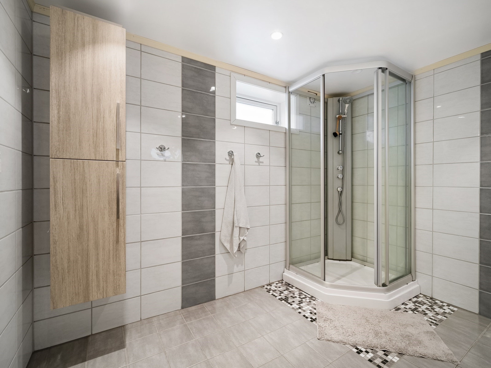 På badet er det rikt med oppbevaringsmuligheter; både i høyskap, speilskap og hendige servantskuffer. Galleribilde