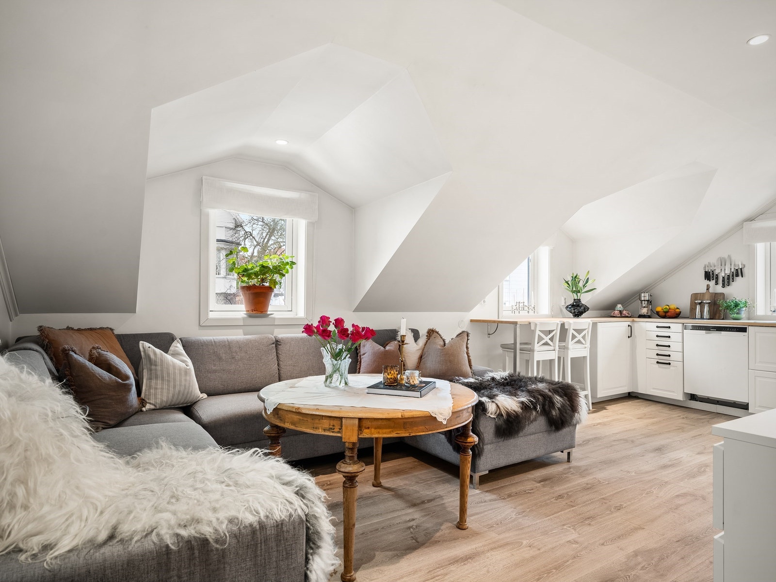 Garasjens innredede del er i dag utleid. Dette rommet benyttet som stue og kjøkken utgjør over halve garasjens andre etasje. Galleribilde