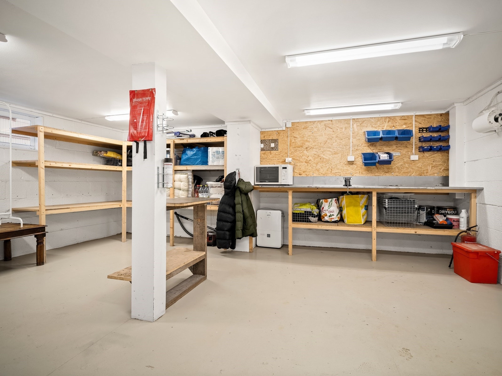 God belysning, hyller og arbeidsbenker - en drøm for hobbymekanikeren. Galleribilde