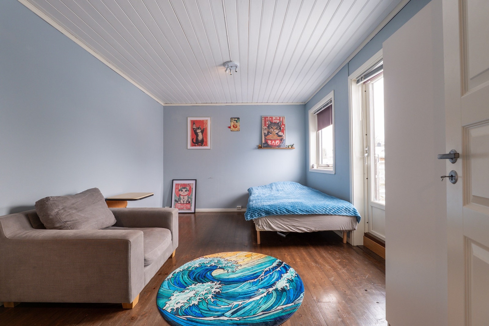 Soverommene er samlet i andre etasje. Dette er størst, med nesten 14 kvm. gulvflate og tilknyttet takaltan. Galleribilde