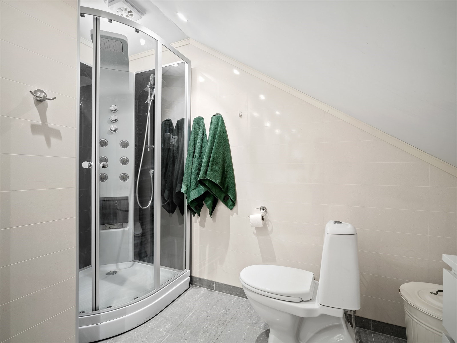 I rom benyttet som bad er gulv og vegger flislagt, gulvet har også varme. Galleribilde