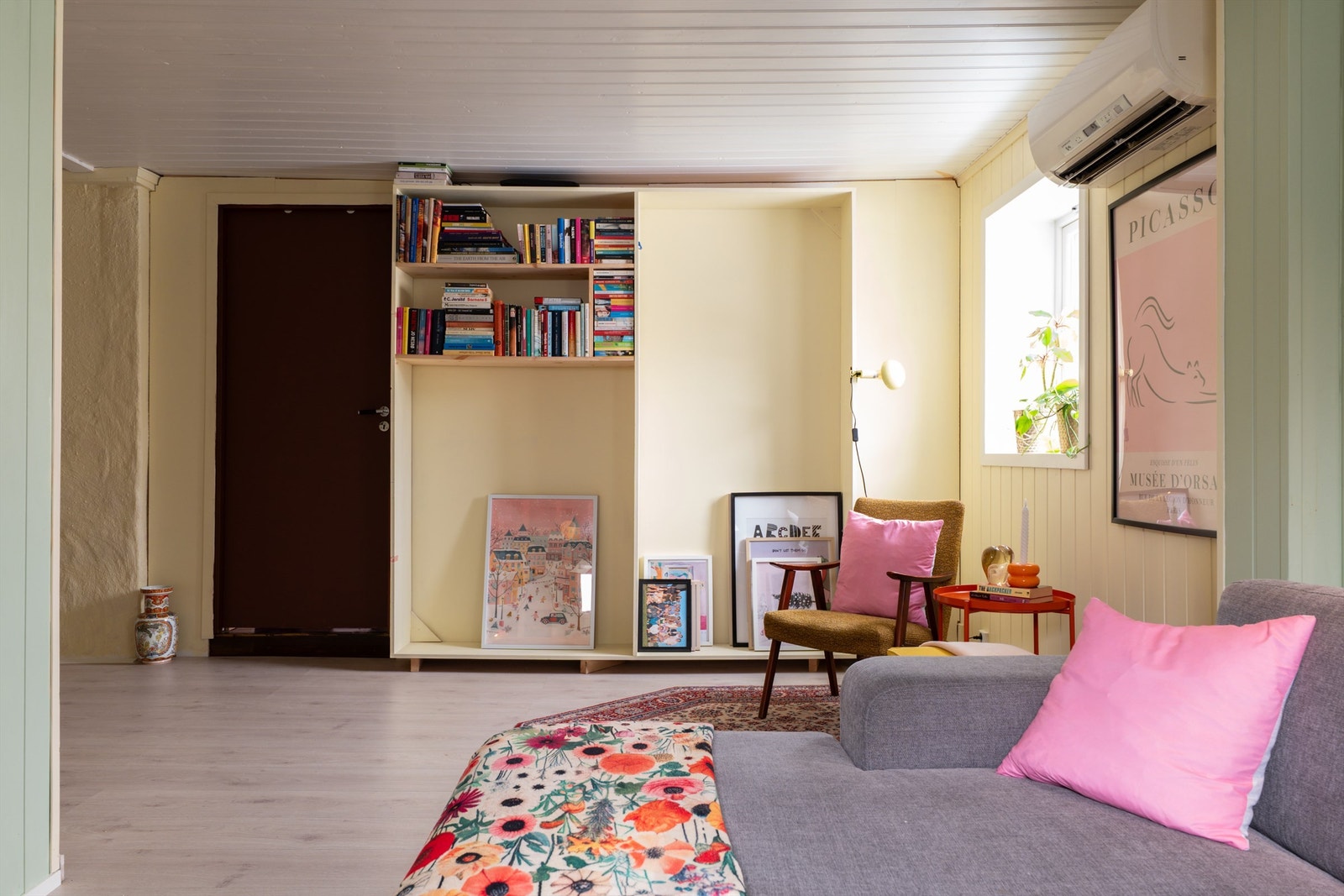 Fra stuens indre del er et ekstra rom nylig skilt ut. Dette benyttes i dag som soverom, men tilfredsstiller ikke krav til lysinnslipp. Veggen kan med enkle grep tas ned. Galleribilde