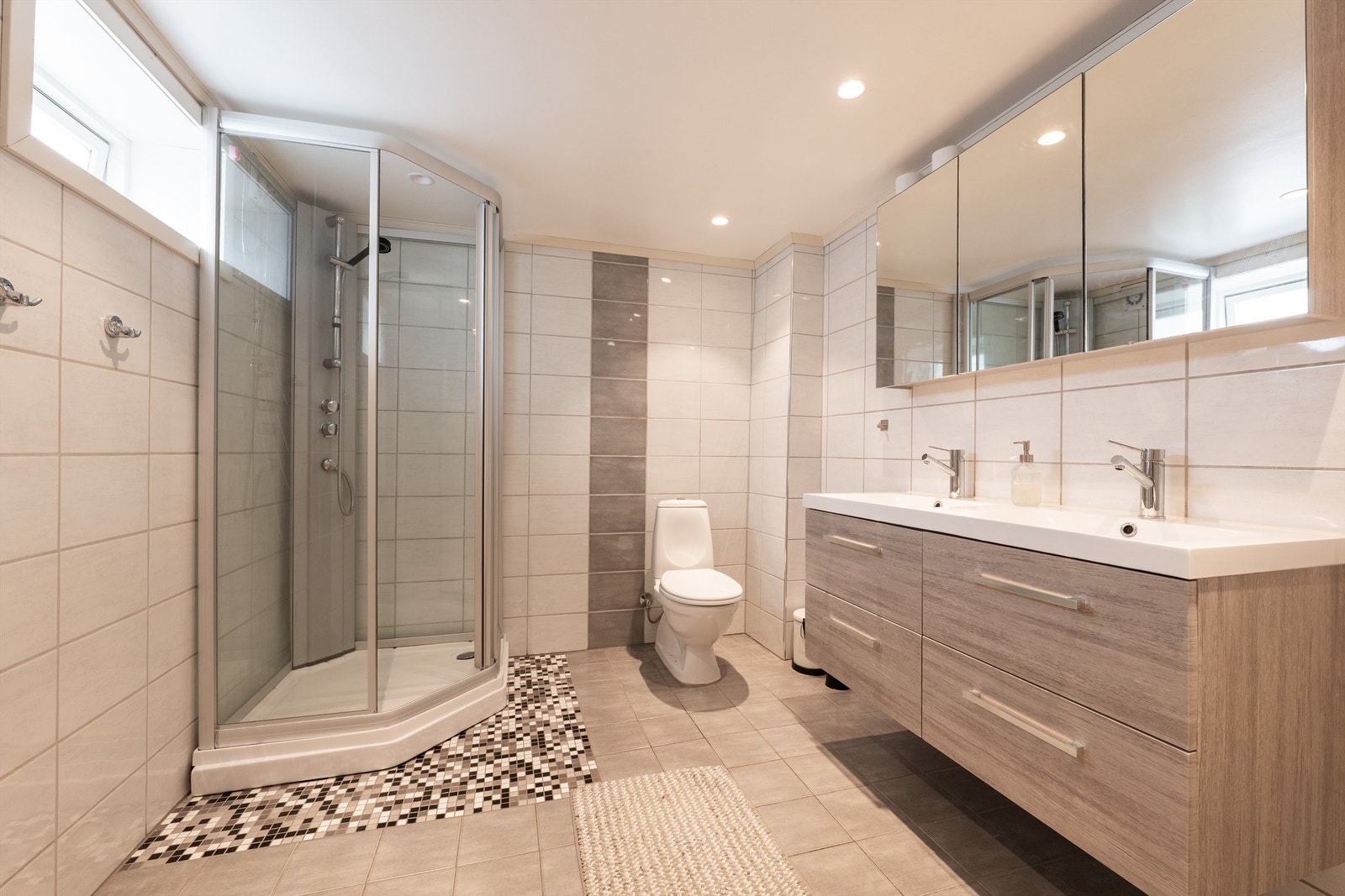 Badet i første etasje ble fornyet i 2014. Dobbel servant gjør det mulig for to personer å benytte badet samtidig. Galleribilde