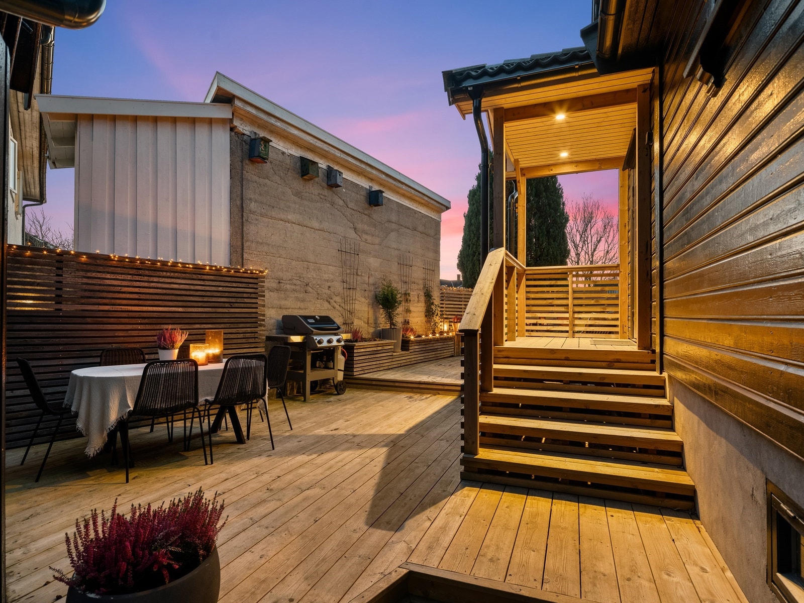 På terrassen er det mulighet opptil flere sittegrupper. Solforholdene er gode det meste av dagen. Innsyn er det derimot lite av. Galleribilde