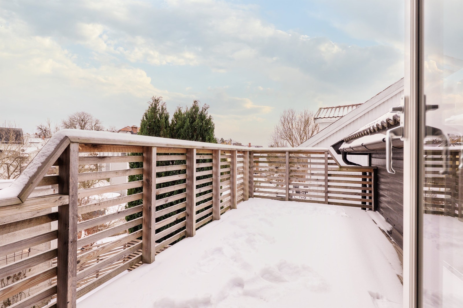 Takaltan med utsyn - et luftig alternativ til den store terrassen under. Galleribilde