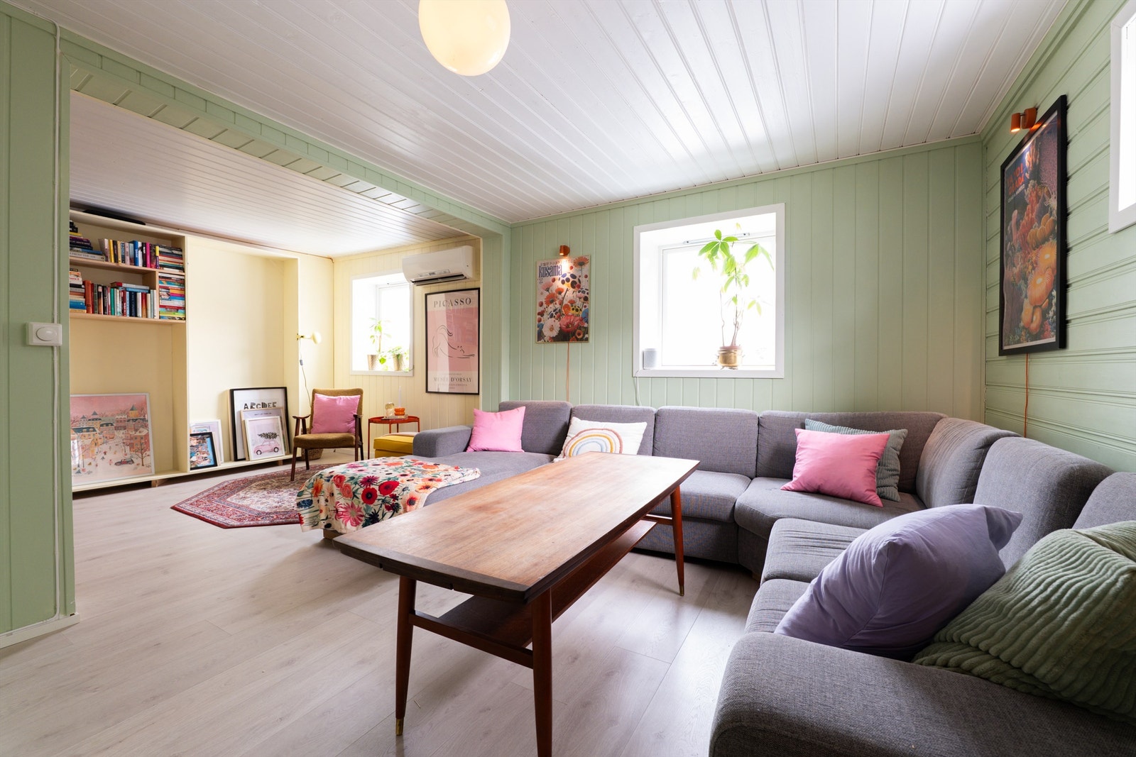 Stuen er både nymalt i friske farger og oppgradert med nytt laminatgulv. Galleribilde