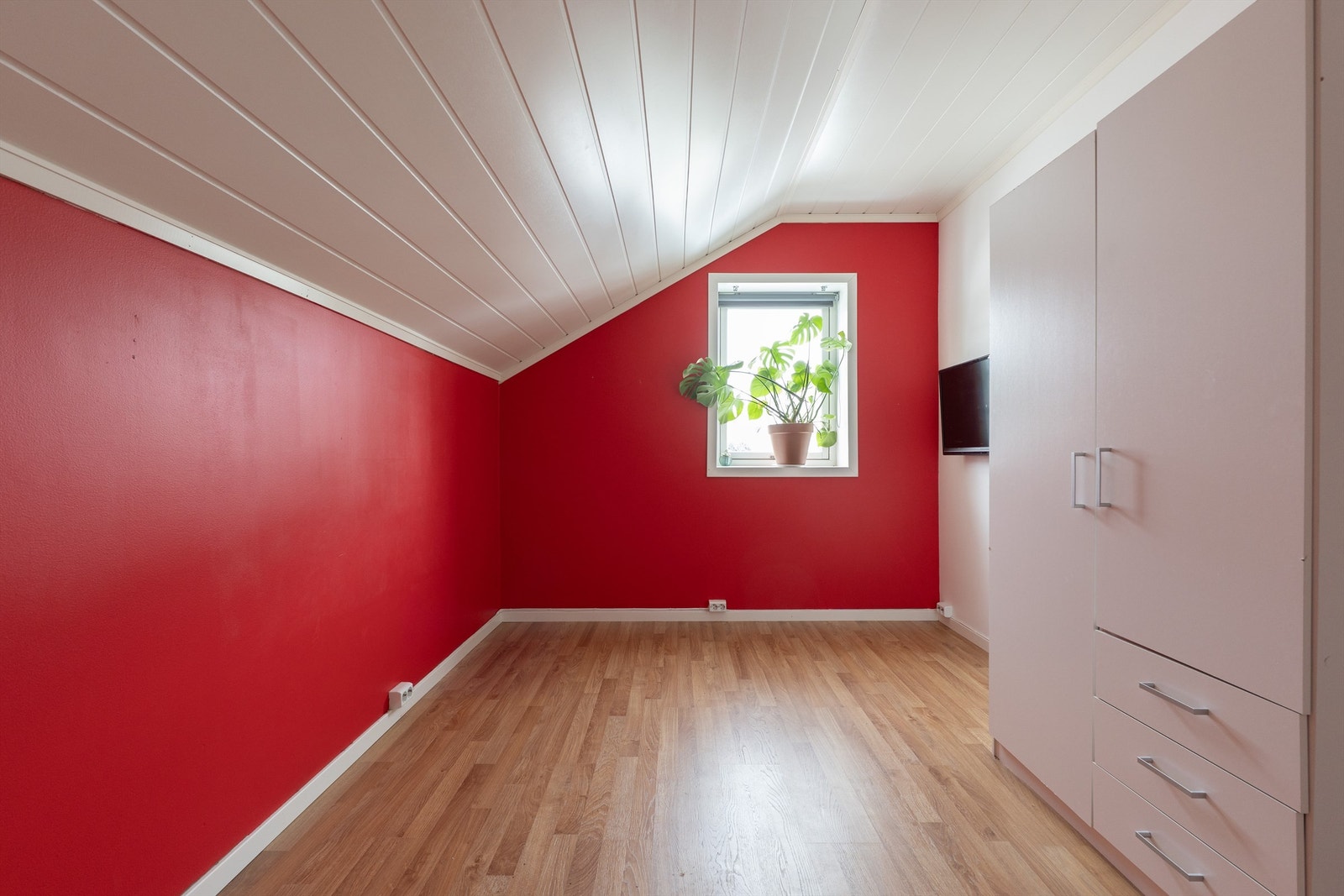 Alle fire soverom er nylig malt. Dette har ca. 10 kvm. gulvflate. Galleribilde