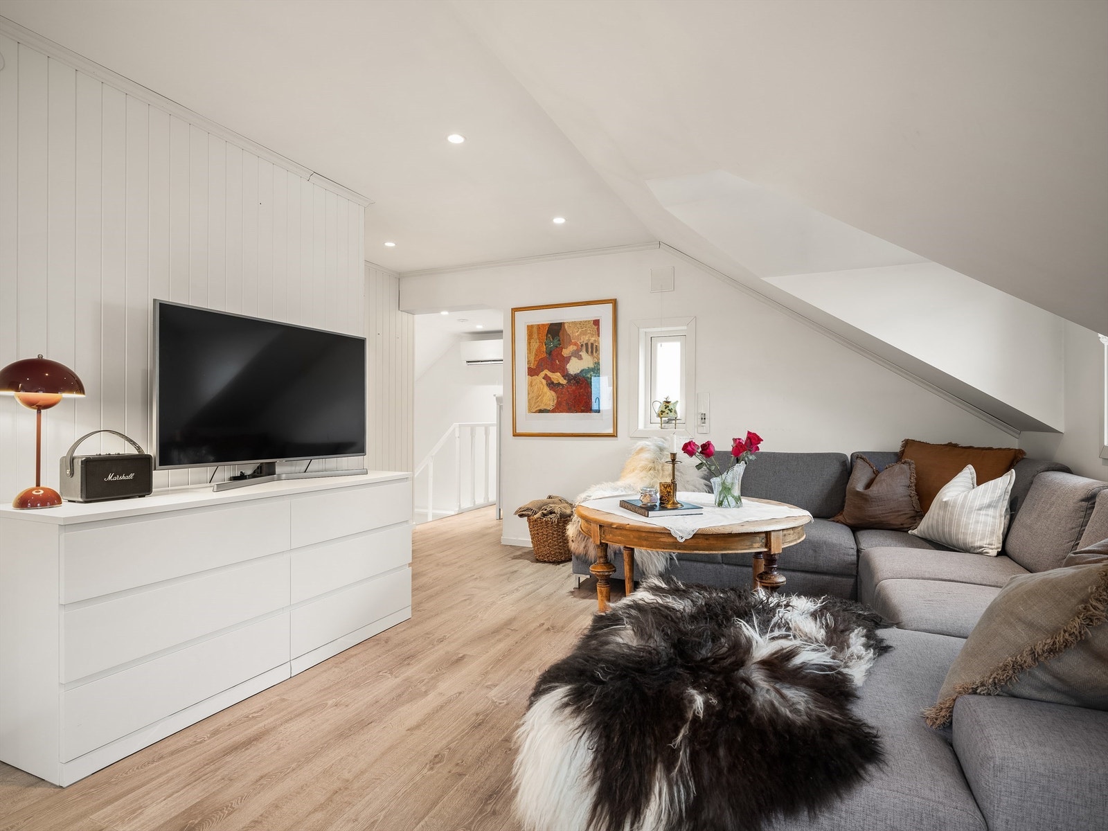 Luft-luft varmepumpe er strategisk plassert over garasjens innvendige trapp. Galleribilde