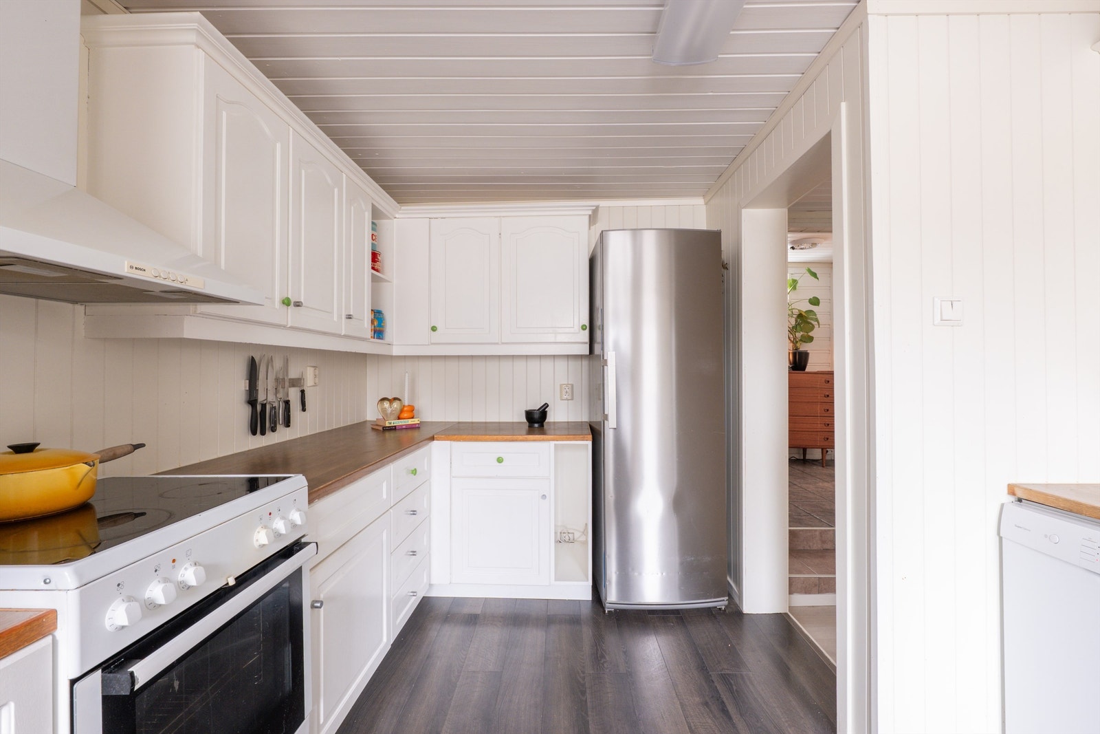 Kjøkkenet er tilrettelagt for frittstående hvitevarer. Alle medfølger. Galleribilde