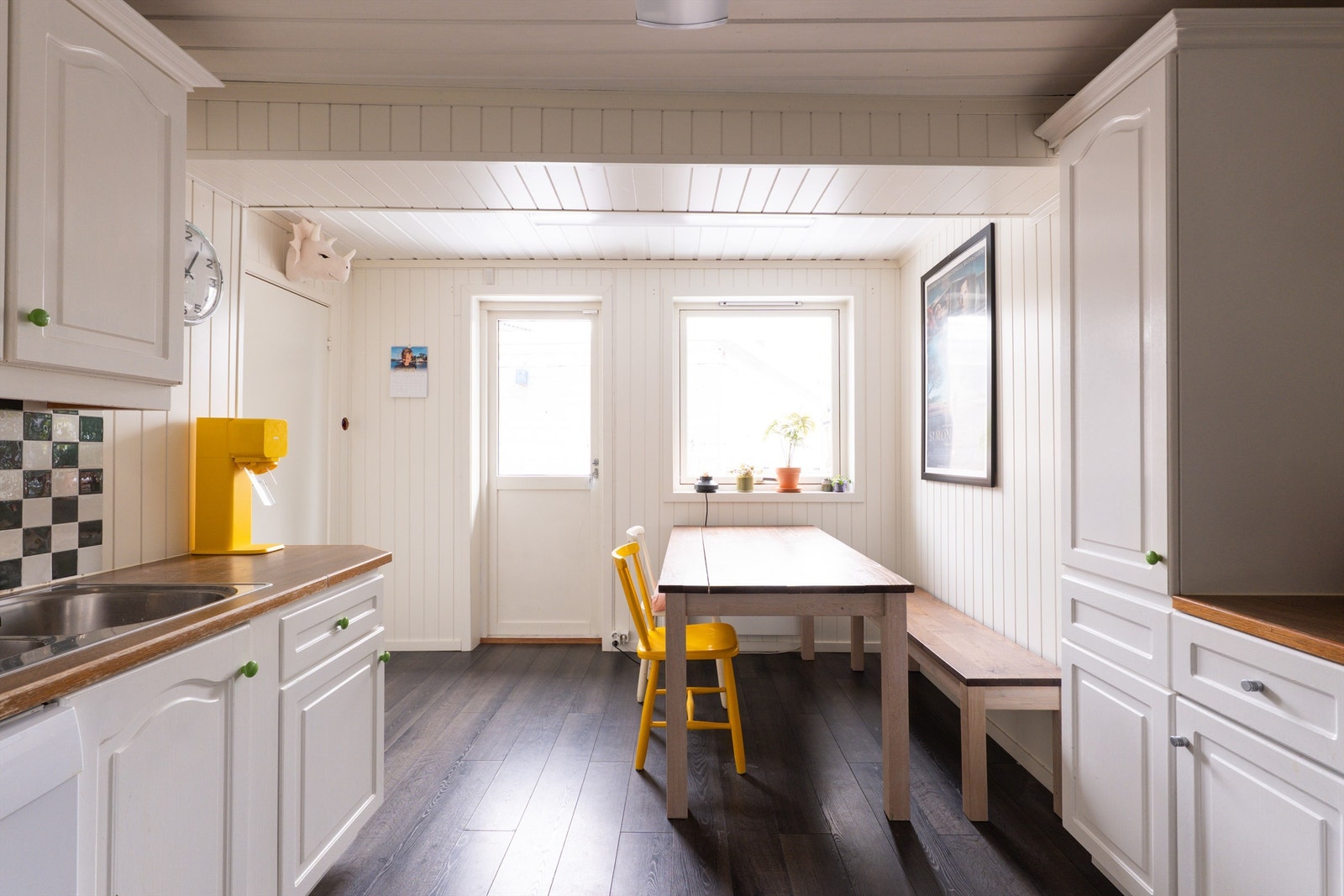 Kjøkkenet er stort nok til å romme et mindre spisebord til hverdagens måltider. Den store terrassen er også tilgjengelig rett fra kjøkkenet. Galleribilde