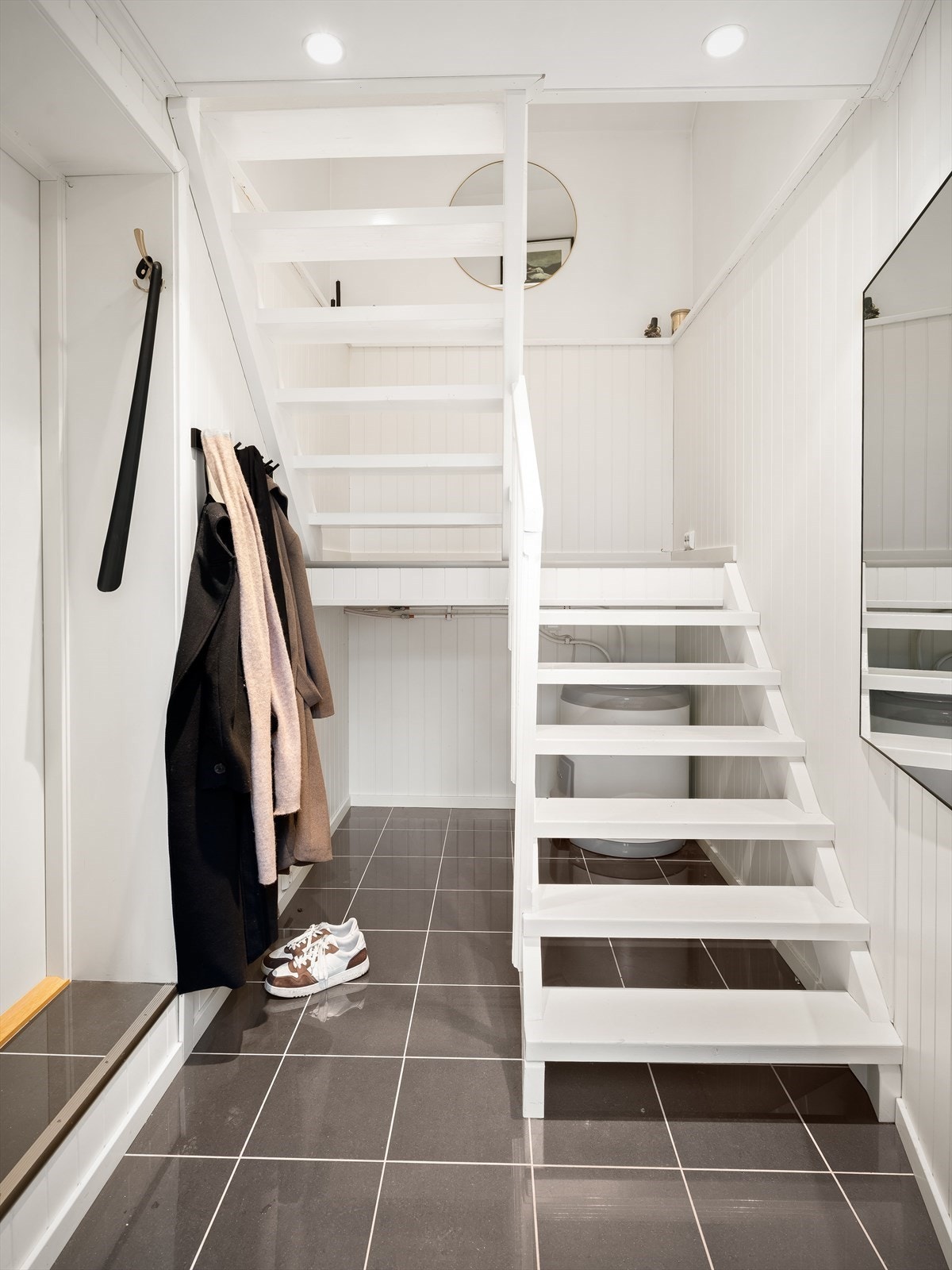 Varmtvannsbereder er montert under trappen i garasjens entré. Også her er det elektrisk varme i gulvet. Galleribilde