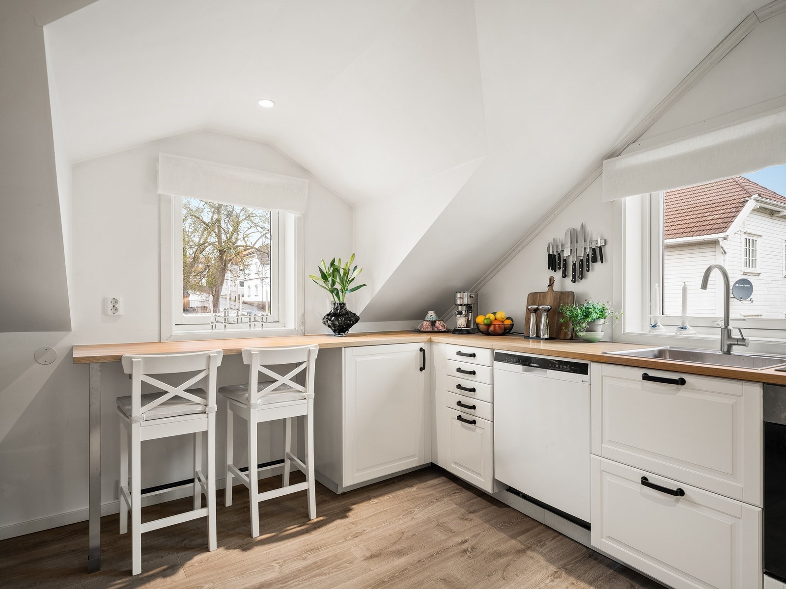 Integrerte hvitevarer medfølger garasjens kjøkken. Galleribilde