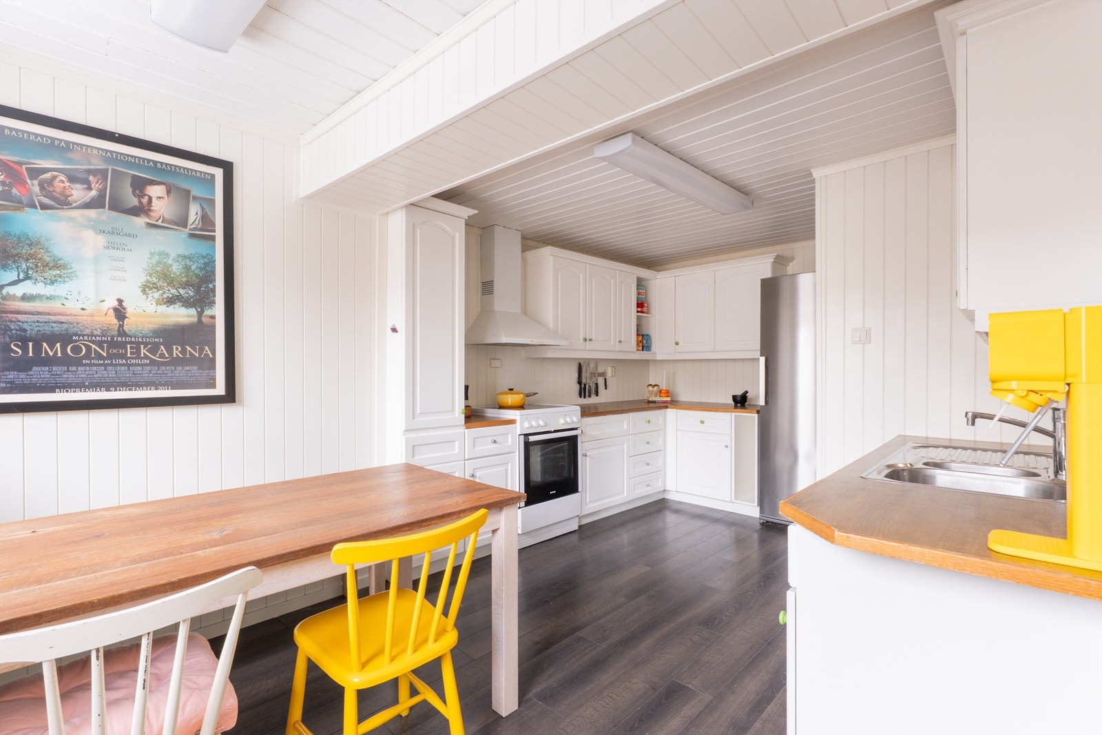 Kjøkkeninnredningen er en klassisk moderne løsning fra IKEA, installert tidligere på 2000-tallet. Galleribilde