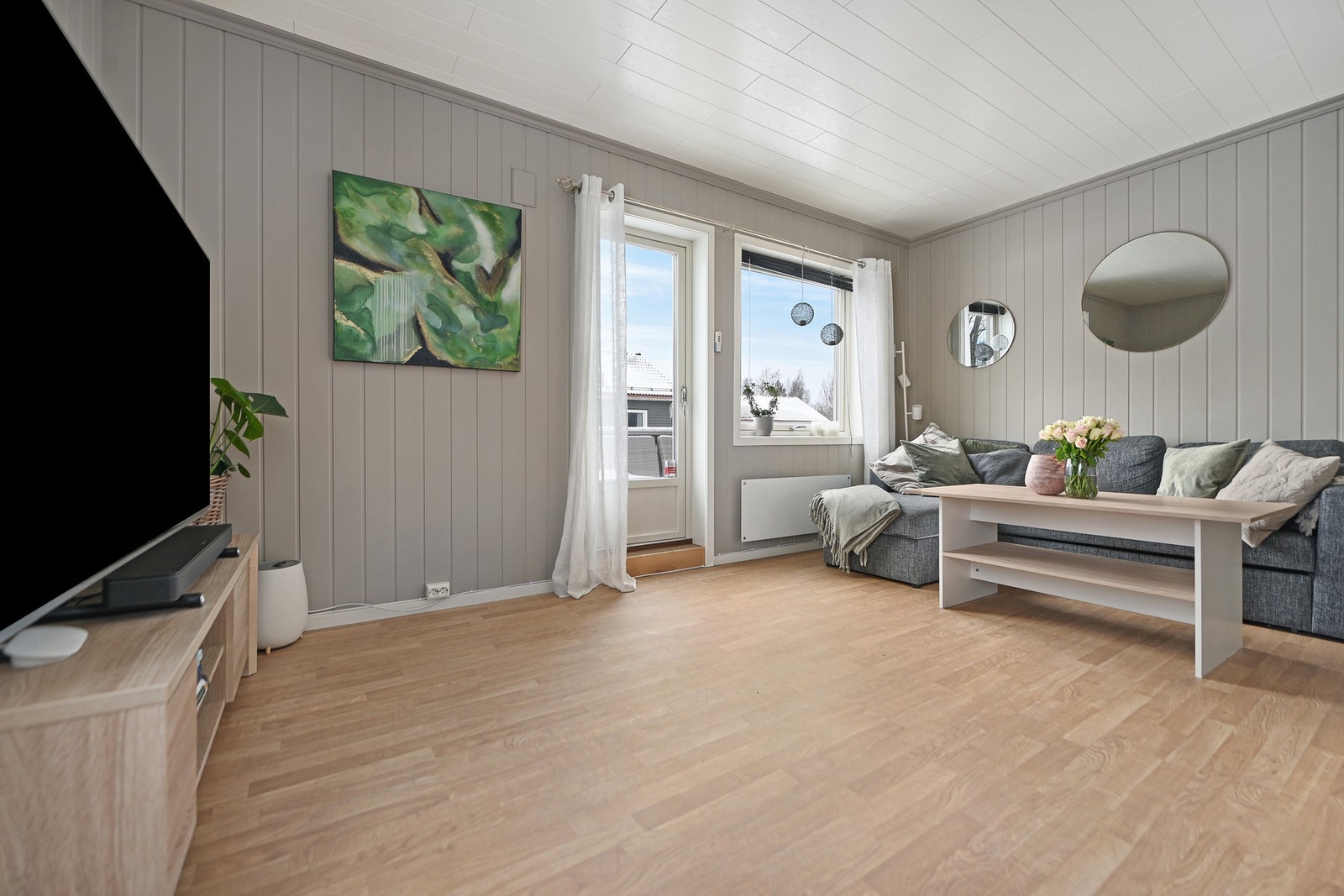 Stuen oppleves som lys og innbydende, med store vindusflater som slipper inn rikelig med dagslys og gir en fin romfølelse. Galleribilde