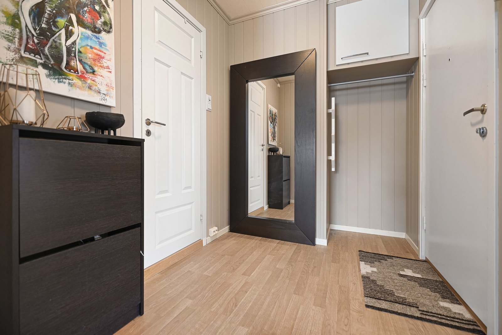 Leiligheten har blant annet svært gode lagringsmuligheter sammenlignet med mange leiligheter i denne størrelsen, med bod på loft samt to boder i kjeller. Velkommen på visning! Galleribilde