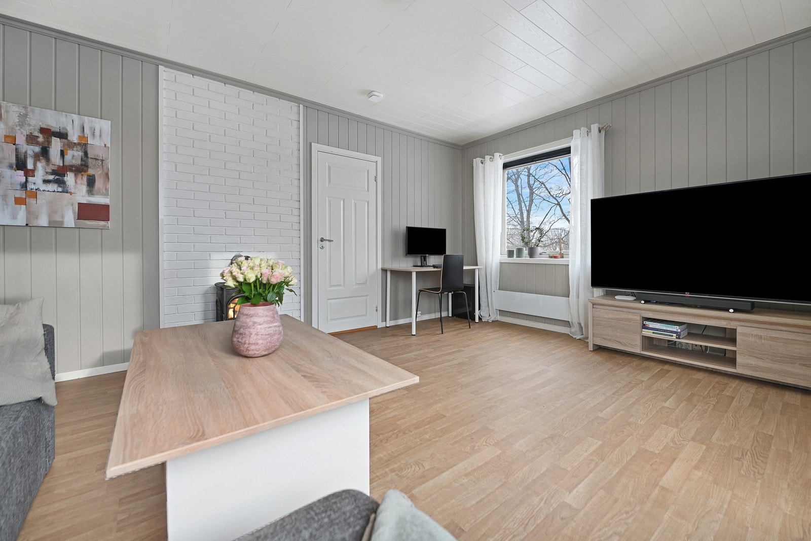 Fra stuen er det utgang til en romslig balkong vendt mot sør-vest, som gir gode solforhold. Balkongen har elektrisk markise, som gjør det behagelig å bruke uteplassen også på varme dager. Galleribilde