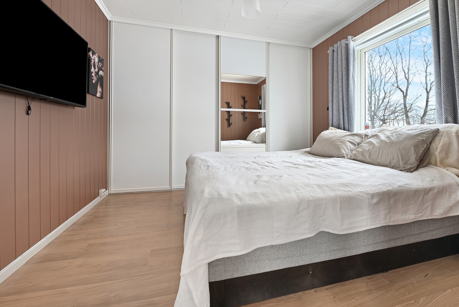Her er det også gode oppbevaringsløsninger med skyvedørsgarderobe, som gir et ryddig uttrykk og god kapasitet til klær og utstyr. Galleribilde
