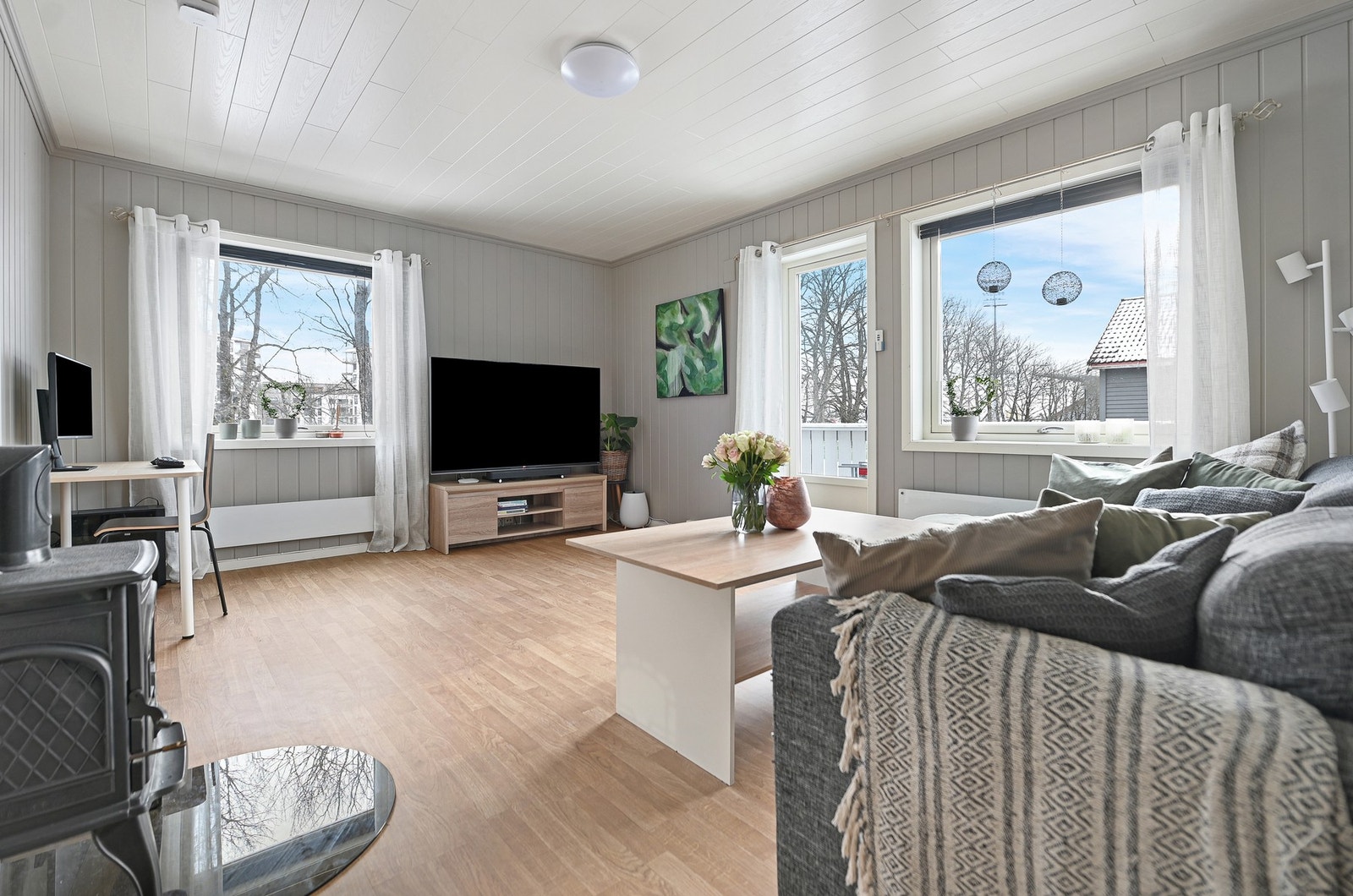 Her er det god plass til både sofagruppe og mediemøbler, og rommet er lett å møblere etter behov - enten du vil ha en sosial sone for venner på besøk eller en rolig "hjemmekino"-krok. Galleribilde