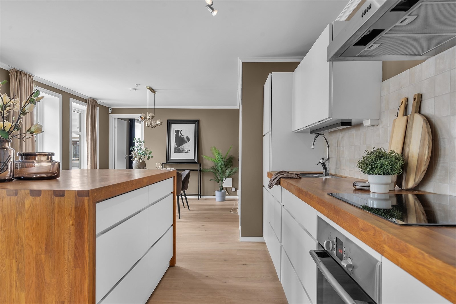 Kjøkkeninnredning er levert fra HTH og har godt med benke- og skapplass Galleribilde