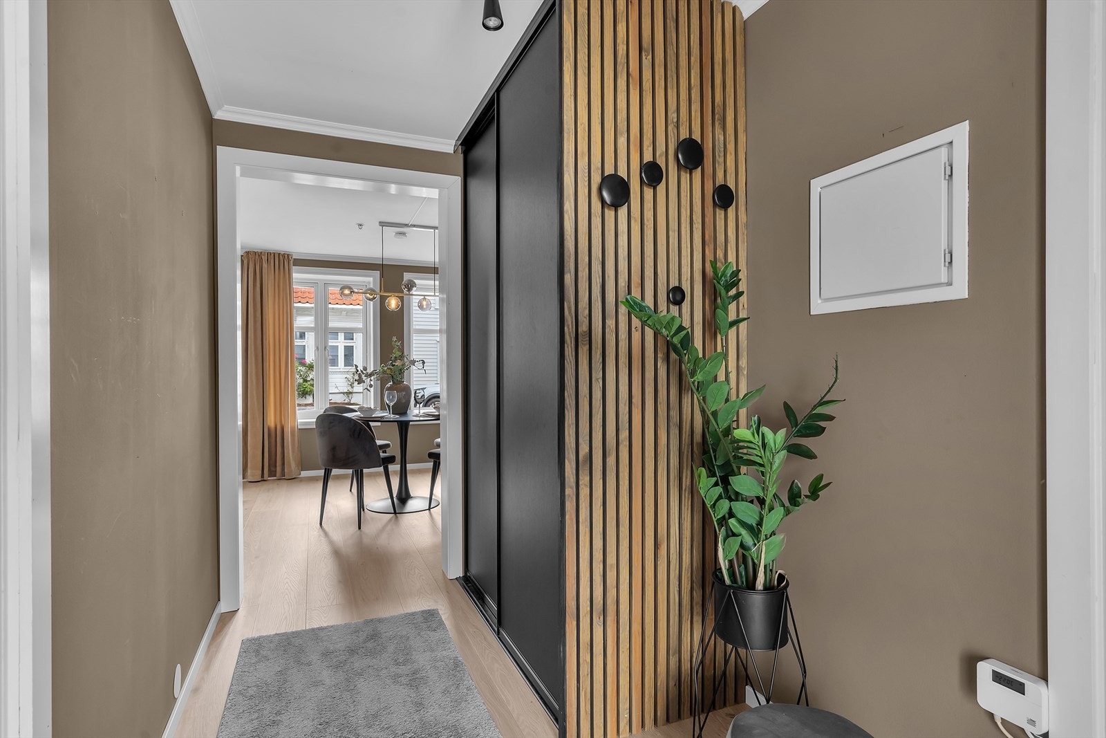 I leilighetens gang er det god plass til å henge fra seg yttertøy og sko i skyvedørsgarderobe Galleribilde