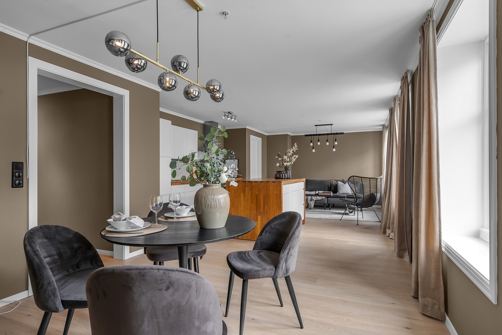 Eiendomsmegler Norge v/ Johan R. Elieson har gleden av å ønske velkommen til visning av Holbergs gate 31! Galleribilde