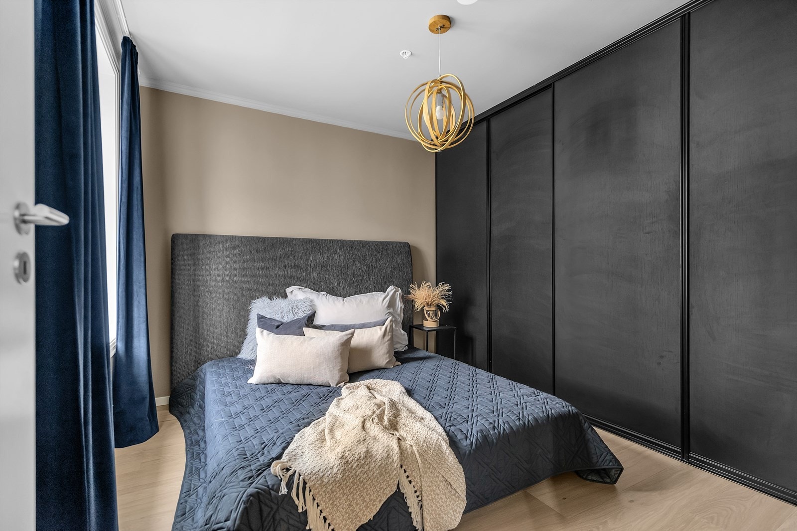 I leiligheten er det tre romslige soverom med plass til stor seng med tilhørende møblement, samt garderobe. To av soverommene vender inn mot bakgård. Galleribilde