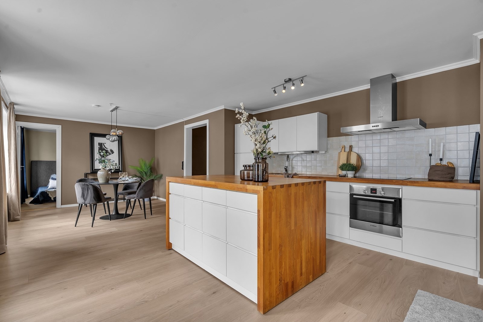 Lekker og romslig 4-roms selveier i hjertet av Kvadraturen! Renovert bygningsmasse 2007. Flott felles bakgård. Galleribilde