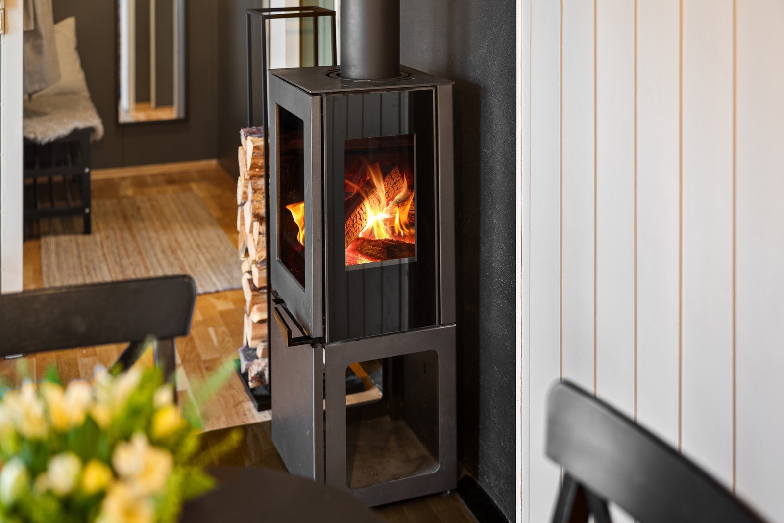 Praktisk vedfyring som bidrar til lun atmosfære i leiligheten. Galleribilde