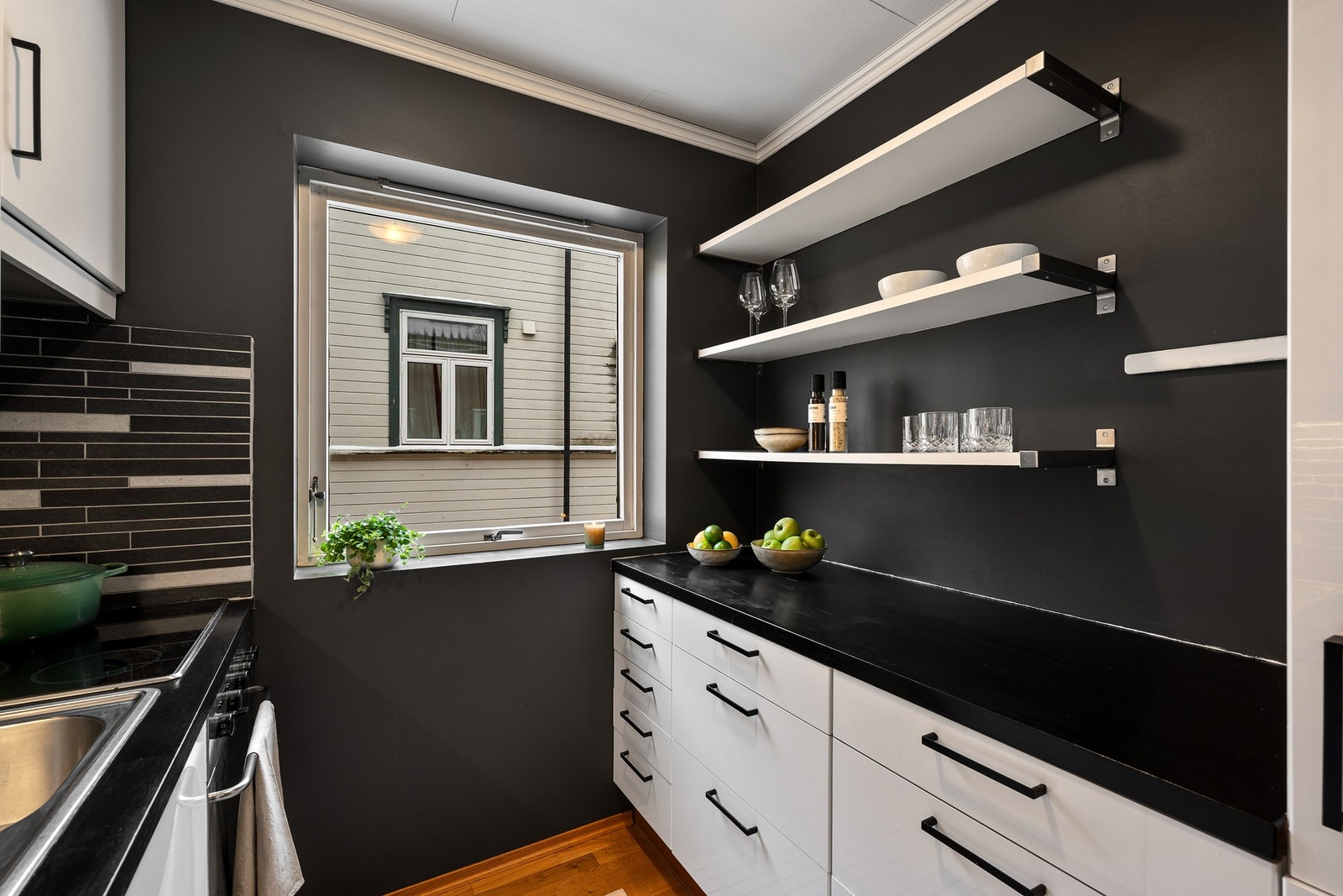 Kjøkkenet har god skap- og benkeplass som passer utmerket ved matlaging og oppbevaring. Galleribilde