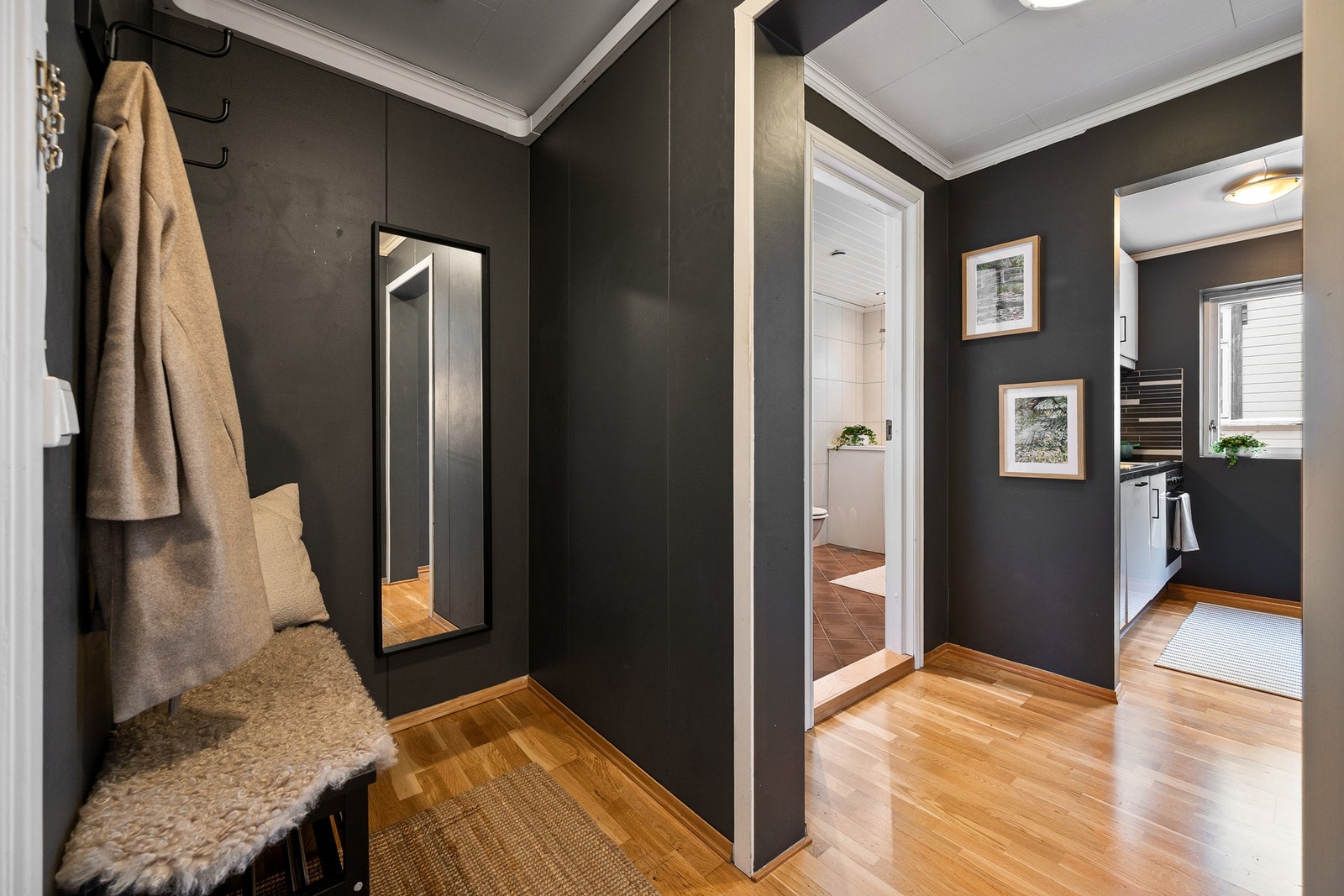 Inngangsparti med god plass til oppheng av klær og skotøy. Galleribilde