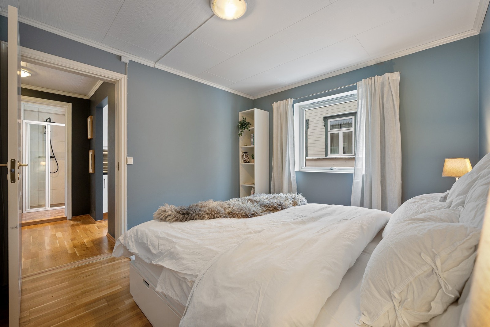 God plass til både dobbeltseng og garderobeløsning. Galleribilde